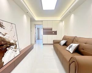 新上!东风公园旁 中华小区3楼 精装婚房 拎包入住 瓷砖房