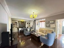 大木桥路地铁口,三开间朝南,百W豪装,看房有钥匙,诚意出售。