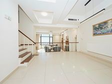 独栋沿河别墅,没个税,采光好,送100平独用大院子,三个车位