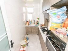 出行方便 中间楼层 房龄新 朝南 产权清晰 电梯房