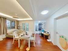 一楼带院子 房东诚心卖 随时看房 近11号线秀沿路