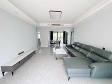 装修2年,带超大露台,家具家电全送,楼下有个车位停车方便