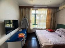 新城地铁站附近,中央公园旁,门口有轨电车,经典三复四