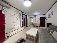 东湖边上,房主自住装修,南北两室,黄金楼层,看房方便