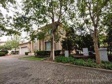 大湖山庄 南门附近 新装修 自住房 占地944平 大花园