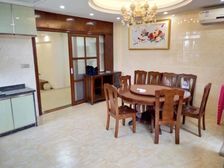 体育馆联排别墅,地面80平方三层半,精装修证过二年,直接可住