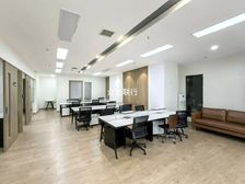 市图书馆地铁口 精装300平 带隔断家具 超低价出租