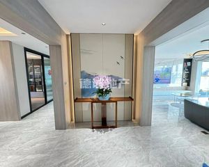 精装花了200万!保养新,南北通透,5房3卫,不临街,。