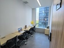 靠窗3-4人办公空间 适合初创公司 性价比高