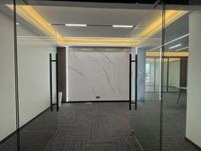 免中届!财富广场办公全新装修!地铁口180平带家具