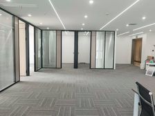 青秀万达精装 180 平 4 个隔间,可配置办公用具双面采光