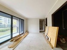 鱼胡路轻轨站旁,装修材料已经交钱,小高层一楼带花园