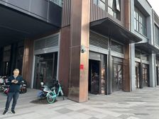 年租金5.5万 13米广告面转角铺 高5.9米 小区人行口