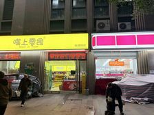 小区出入口第二个,年租9.6万,十米超大双开间,门口公交车站