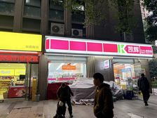 小区出入口第二个!年租9.6万,十米超大双开间,门口公交车站