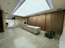 金茂广场 900平精装修 正对电梯 大气前台 24空调