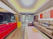 门口就是大院子,飞机户型,得房率高,精装修大三房