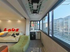 新上精装大两房。业主诚售。近漕盈路地铁。中间楼层。拎包入住