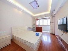 花木板块,18号线地鉄口,一站龙阳路,中间楼层,小区环境优美