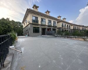 观澜高尔夫里全新装修未入住双拼别墅 花园600平 四层豪宅