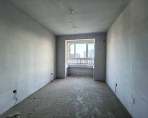 急售 次新小区 正规大三居 全明户型 全天 采光 钥匙在手
