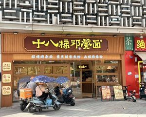 十字路口转角餐饮铺!年金16万!房东欠款!一口价诚心
