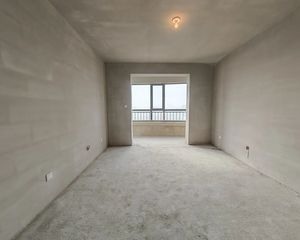 保百商圈 绿都皇城 毛坯两室 好装修 朝南 全天采光 环境好