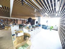 金融中心地铁附近 1000平 年20万 18个房间 1个展厅