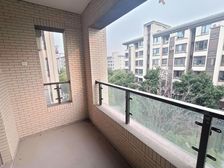 宋夹城旁湖畔御景电梯洋房中上楼层纯毛坯四房两厅两卫送电动车库