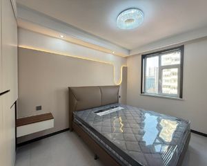 朝阳大街竞秀公园旁图书馆豪华装修实用小三居电梯房地段超级棒