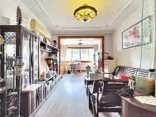 非常正气的南北通四房带带露台 电梯小高层 中心位置