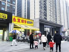 超市头铺!万人小区维一大门口,年租8万,房东工厂急需现金