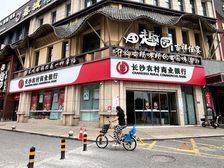 芙蓉区中心成熟银行铺,十字路口门宽9米多,租期还有4年多