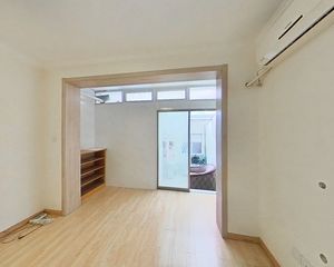 一楼+带阳光房+南北通透+岚皋路轨交交通