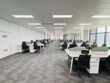 65可租 地铁口 8个办公室 60人开间 电梯正对 赠送露台