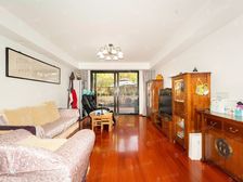 送大花园!一楼有垫高不潮!有车位!业主着急出售!税费各付!