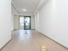 万达地铁口 买来一次没住 中央空调带地暖 朝南无遮挡