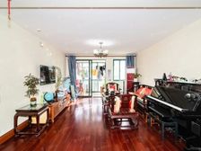 难得地铁口!三楼!四居室 接受八个月付款周期,有车位