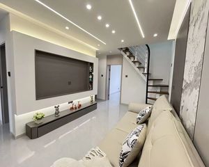 紧邻东方公园带阁楼精装修南北通透拎包入住诚心出售