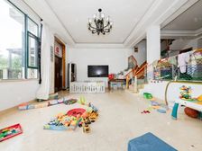 业主已买 , ,看房方便,可停三辆车,大花园