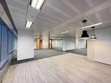 青年大街 甲级写字间 独立半层 正对电梯口 含发票 地铁口旁