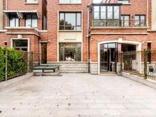 地铁口联排别墅,世纪使用面积500平,三个车位,急售。