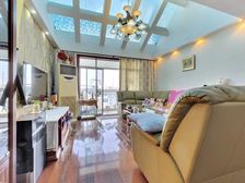 小区是2004年的小区,小区环境舒适临湖而建,属于低密度社区