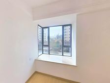 动车站对面 现代传媒港 4房 边套 电梯中层 采光好