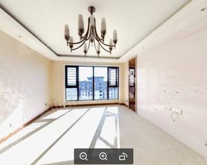 涧西区 精装四房 拎包入住 采光铺满整个客厅 随时看房诚心卖