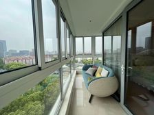 老业主全权委托,外界没有这套房源,带连体大阳台,有地下产权车