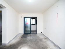 地铁22号2018年次新南向1房可改2房,毛坯房,楼层好