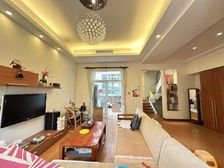 价格太惊人!四联排边套 拐角露台和花园及三天井 带双车位