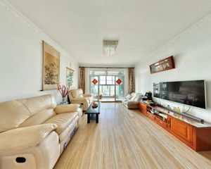 此房3房2厅1厨1卫,精装全配,楼层好采光好,视野好