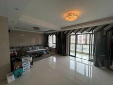 正阳顶复 大横厅设计 有40平露台 改造空间大。四个阳台